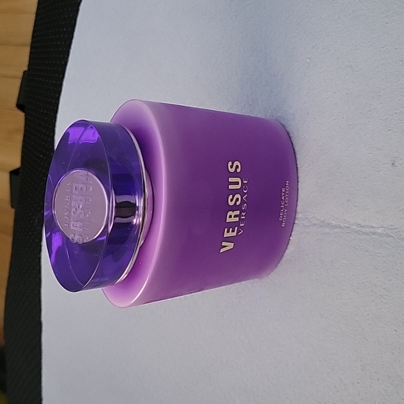 VERSUS Delicate Body Lotion 6.7 FL oz - Picture 1 of 14